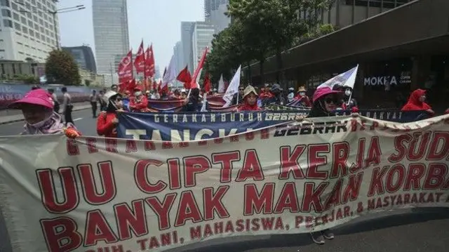 Massa dari berbagai serikat pekerja berunjuk rasa di sekitar Gedung Mahkamah Konstitusi pada Senin (02/10/2023) untuk menyuarakan penolakan mereka terhadap Undang-Undang Cipta Kerja