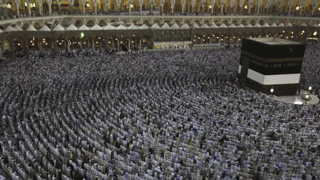 2012年10月18日在麦加大清真寺内的朝觐（Hajj）