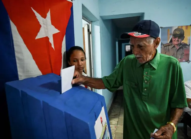 Un hombre vota en Cuba.