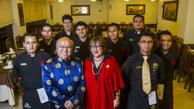 El cocinero peruano Luis Yong, su esposa y el equipo de su restaurante.