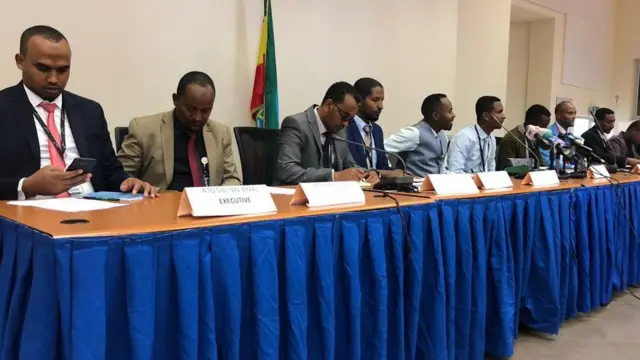 የኢትዮጵያ አየር መንገድ ግሩፕ መሠረታዊ ቀዳማዊ የሠራተኛ ማኅበር አመራሮች ጋዜጣዊ መግለጫ ሲሰጡ