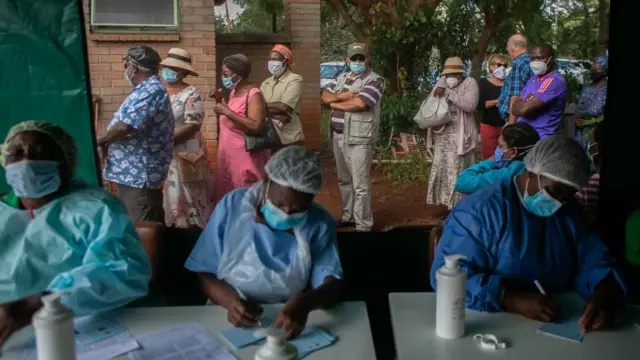 Люди стоят в очереди на вакцинацию в Зимбабве