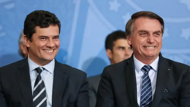 Sergio Moro e Jair Bolsonaro sorriem