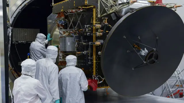 Funcionários da agência espacial dos Emirados Árabes Unidos em volta da Hope
