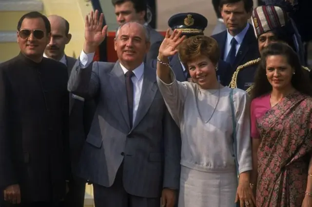 Radživ Gandi, Mihail Gorbačov, Raisa Gorbačova i Sonja Gandi tokom državne posete Mihaila Gorbačova Indiji, 1986.
