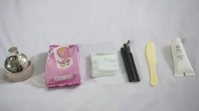 වසර ගණනක් ලිංගික සේවය ලබා දී පලා යන විට ජියුන් සතුවූ මුළු වත්කම: පනාවක්, ක්‍රීම්, ටිෂු, ආලේපන