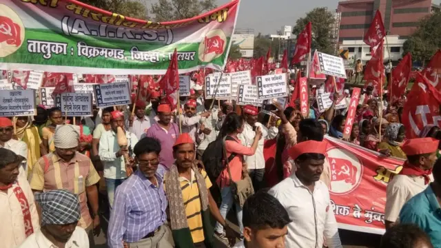 मोर्चासाठी जमलेले शेतकरी