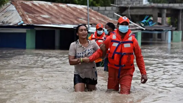 Defesa Civil da República Dominicana resgata uma mulher nas inundações causadas pela tempestade Laura