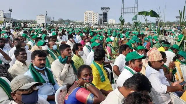 సభకు హాజరైన ప్రజలు