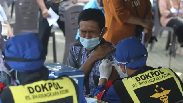 Petugas medis menyuntikkan vaksin COVID-19 kepada warga di Taman Tirtoyoso, Kota Kediri, Jawa Timur, Selasa (03/08).