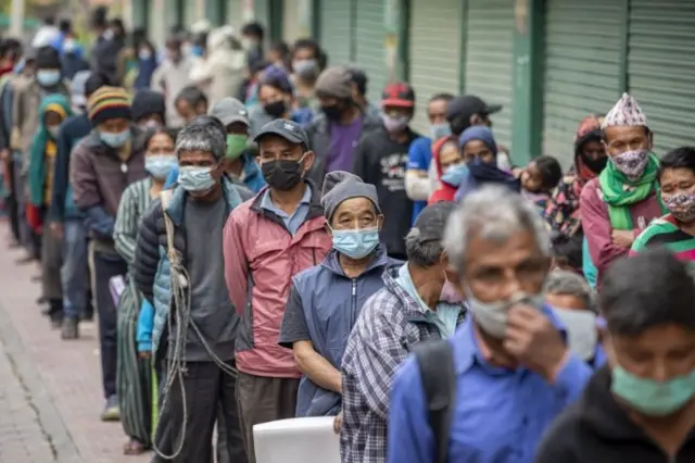 केही साताअघि निषेधाज्ञा सुरु भएपछि काठमाण्डूमा निःशुल्क खाना वितरण गरिएको थियो