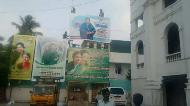 அதிமுக தலைமை அலுவலகத்தில் இருந்து சசிகலாவின் பேனர்கள் அகற்றம்