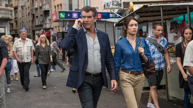 Pirs Brosnan i Olga Kirilenko u filmu "Novembarski čovek"
