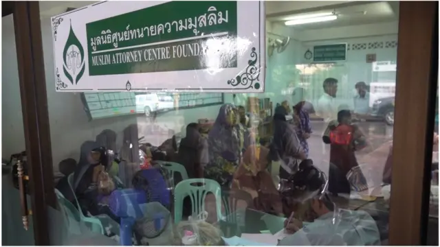 ประตูทางเข้าศูนย์ทนายฯ