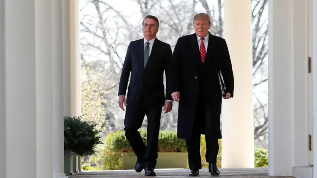 Bolsonaro e Trump caminhamroleta brabetcorredor da Casa Branca