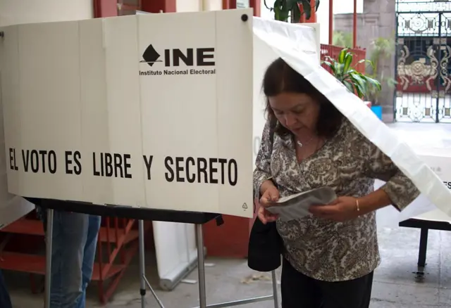 Una mujer vota en MÃ©xico