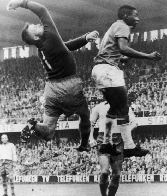 بيليه وحارس المرمى السويدي في نهائي كأس العالم 1958