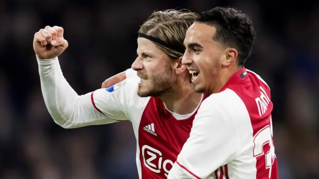 Abdelhak Nuri ve Lasse Schone 5 Nisan 2017'de maç sırasında golü kutluyor.