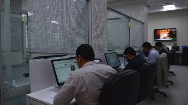 Au deuxième étage du siège d'al Azhar, dans un open-espace flambant neuf, une centaine d'étudiants et chercheurs se relaient 7 jours sur 7