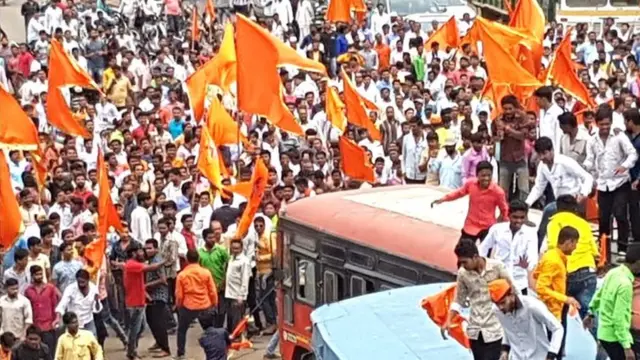 संतप्त जमावानं वाहनांची तोडफोड केली.