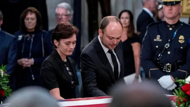 Vladimir Kara-Murza, parlamentario ruso, y su esposa, Yevgenia Kara-Murza, en el funeral de John McCain.