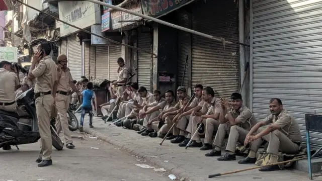 इलाके में मौजूद पुलिस बल