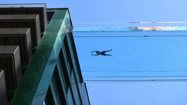 Una persona nada en la piscina flotante de Londres