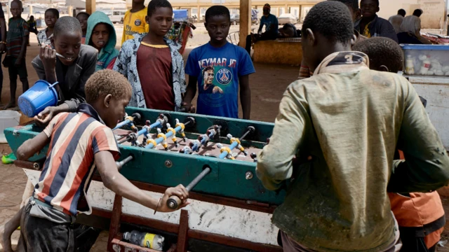 Yara na wasan kwallon teburi a garin Mopti, da ke gabar teku - ranar Juma'a 19 Maris 2021