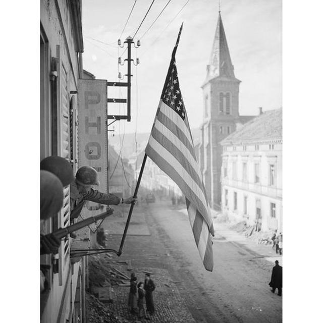 Bandeira americana é hasteada no norte da França após a vitória sobre os alemães
