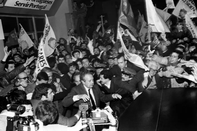 Mário Soares entre la multitud en 1986, tras ganar la segunda vuelta de las elecciones.