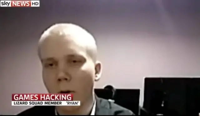 टीव्हीवरील मुलाखतीचा फोटो. 