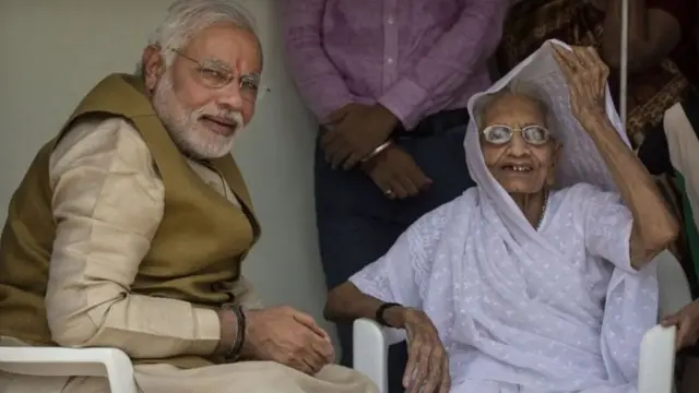 ਪ੍ਰਧਾਨ ਮੰਤਰੀ ਨਰਿੰਦਰ ਮੋਦੀ ਅਤੇ ਉਨ੍ਹਾਂ ਦੀ ਮਾਤਾ ਹੀਰਾਬੇਨ ਮੋਦੀ