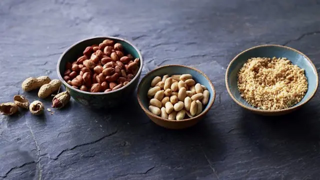 De izquierda a derecha: maní crudo, maní tostado y maní triturado.