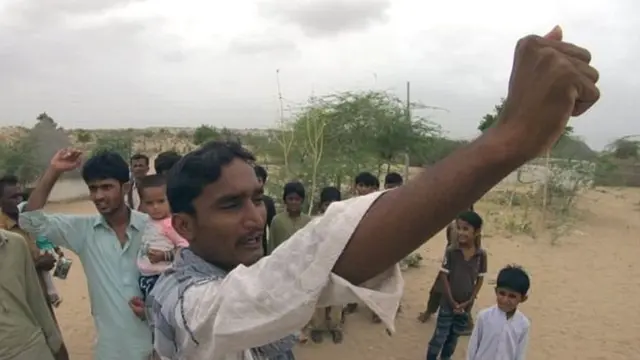 सुनिता यांच्या प्रचारात सहभागी झालेले स्थानिक