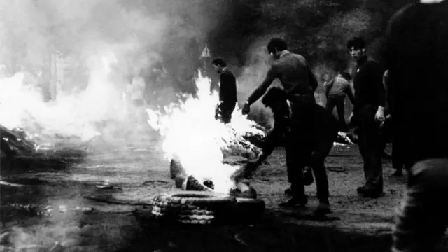 Мешканці Праги зводять барикади на вулицях міста, серпень 1968