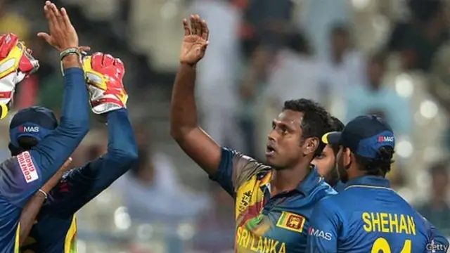 නායක ඇන්ජලෝ මැතිව්ස් නොදැවී ලකුණු 52 ක් රැස් කරගෙන සිටියේය