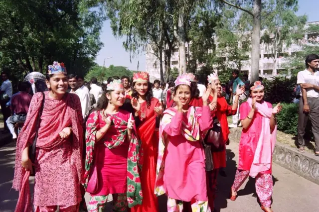 এরশাদের পতনের পর ঢাকা বিশ্ববিদ্যালয়ে ছাত্রীদের বিজয় মিছিল