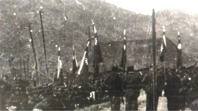 国共两派为了争取战俘，通过国际势力，最后联合国采取按照战俘本人意愿的折衷方案。