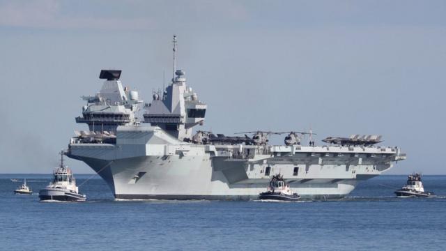 英國伊麗莎白女王號在領港船引領下進入英格蘭朴茨茅斯皇家海軍基地（19/5/2021）