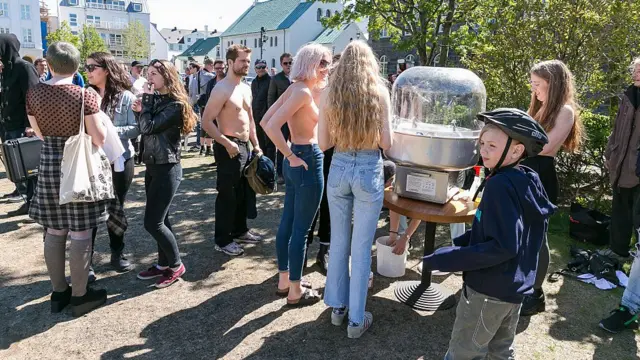 Кампания #freethenipple у здания парламента в столице Исландии Рейкъявике в июне 2015 года
