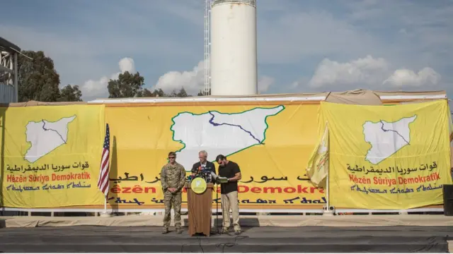 مستشار امريكي يتحدث في احتفال قوات سوريا الديمقراطية بالسيطرة على باغوز