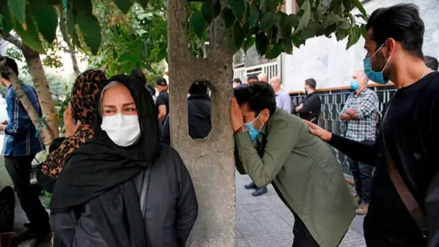 Ölüm haberinin ardından ağaca yaslanıp ağlayan bir adam.