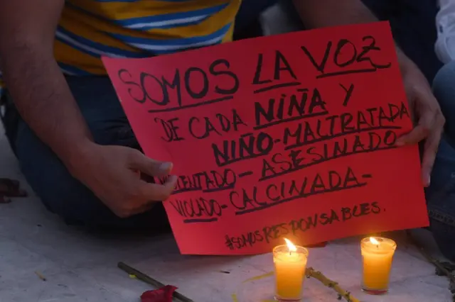 Cartel que reclama justicia por las 40 niñas quemadas en el Hogar Seguro Virgen de la Asunción de Guatemala.