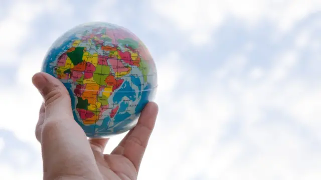 Un mapamundi en una mano.