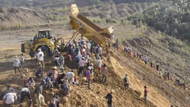 လုံးခင်း၊ ဖားကန့် ဒေသတွေမှာ ရေမဆေးကျောက် တူးဖော်လုပ်ကိုင်နေကြသူတွေ