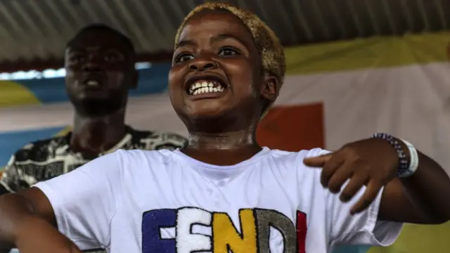 Une jeune danseuse d'un groupe de danse local.