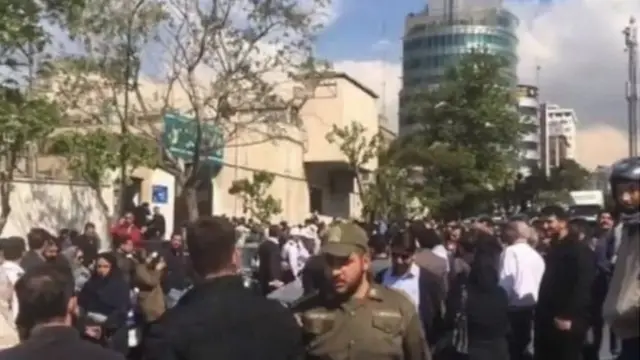 ازدحام در مقابل کلانتری وزرا در تهران