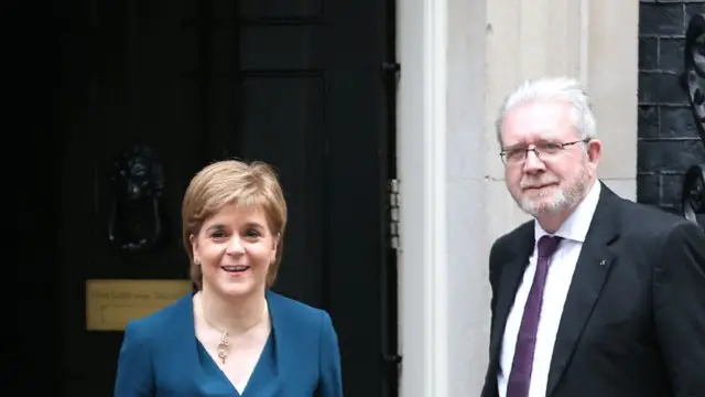 Первый министр Шотландии Никола Стёрджен и шотландский министр по брекситу Майкл Рассел