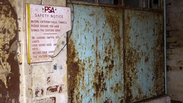 安全公告仍然留在飞机工厂的员工入口处（图片来源： William Park）