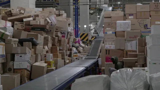 डिलीवरी ड्राइवर रोज़ाना सैकड़ों पैकेज डिलीवर करते हैं